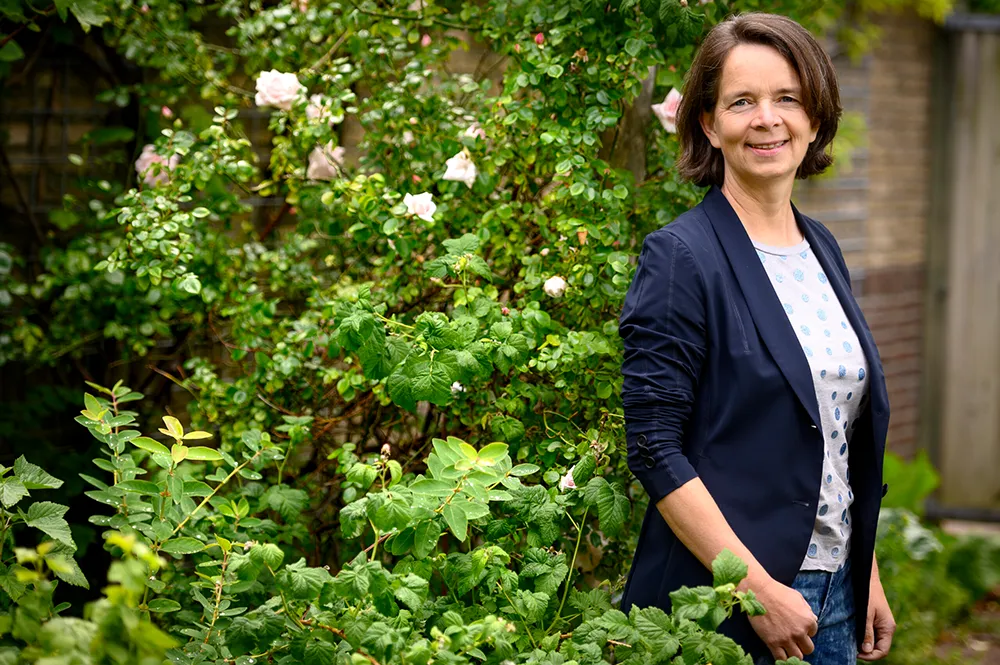 Business-coach-voor-hoogbegaafd-en-zzp-Ellen-de-Lange-Ros-naast-rozen